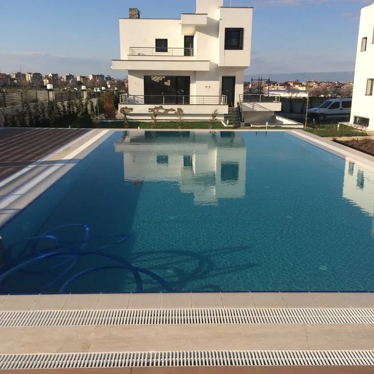 Safir mavisi suyuyla göz kamaştıran bir yüzme havuzu.